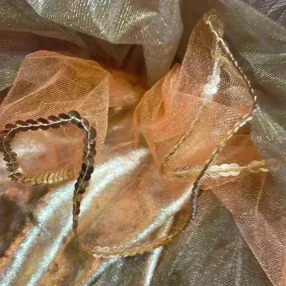 Childs size small to medium adorable gold costume with feather headdress. - Picture 5 of 13